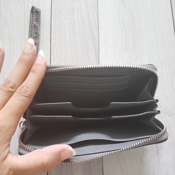 Michael Kors grey snake print wristlet - Picture 2 of 2